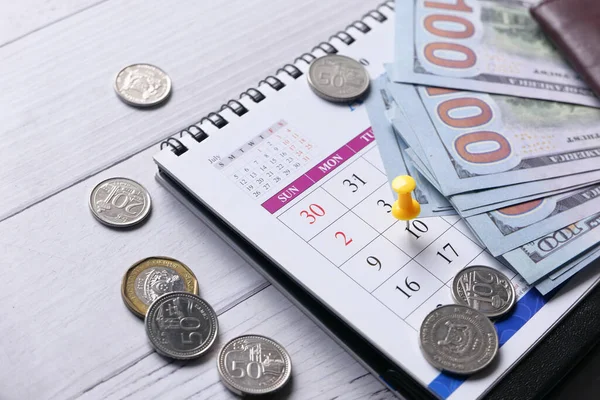 Concepto de plazo con push pin y dinero en efectivo en el calendario — Foto de Stock