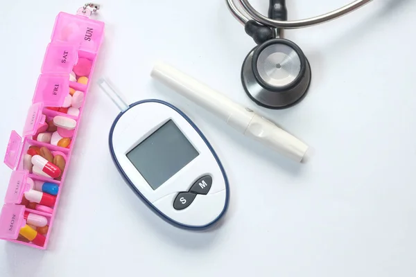 Kits de medição de açúcar no sangue para diabetes com caixa de pílula na mesa — Fotografia de Stock