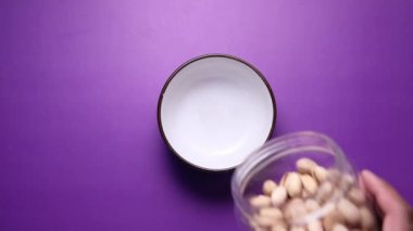 Kavanozdan fıstık döküyorum, Top View 