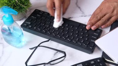 Klavye rom kirini ve viral mikropları temizlemek anahtar sözcükler.