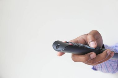 Uzaktan kumandayı tutan adama yaklaş.