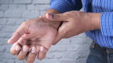 İş adamı masa başında uyurken bilek ağrısı çekiyor. 