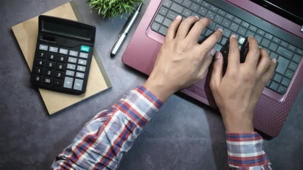 Vista de ángulo alto de la mano de la persona que escribe en el ordenador portátil  . — Vídeo de stock