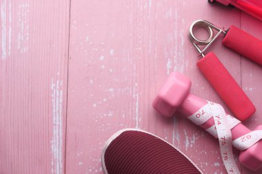 Dambılın üst görüntüsü, pembe arka planda ayakkabı 