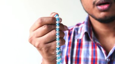 Ramazan 'da namaz kılan müslüman adam 