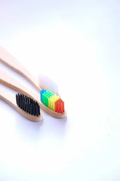 Cepillo de dientes de bambú ecológico sobre fondo blanco — Foto de Stock