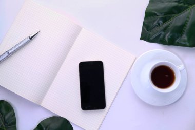  Boş ekranlı akıllı telefon ve tahta arka planda not defteri 