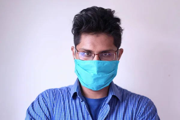 Fiatal férfi arcmaszk vírus megelőzésére vírus. — Stock Fotó