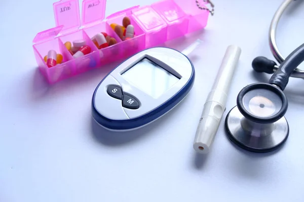 Kits de medición de azúcar en sangre para la diabetes con caja de pastillas en la mesa — Foto de Stock