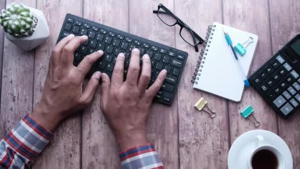 Vista de ángulo alto de la mano de la persona escribiendo en el teclado — Vídeo de stock