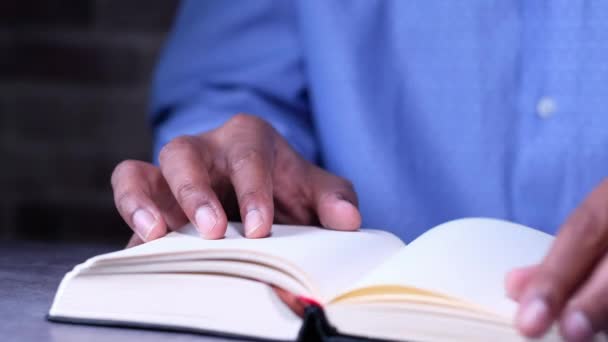 Man hand turning a page of a diary, close up — Stock video