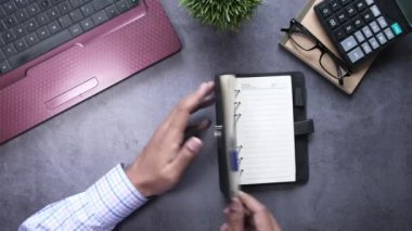 İş adamı günlüğün sayfasını açar ve çevirir 