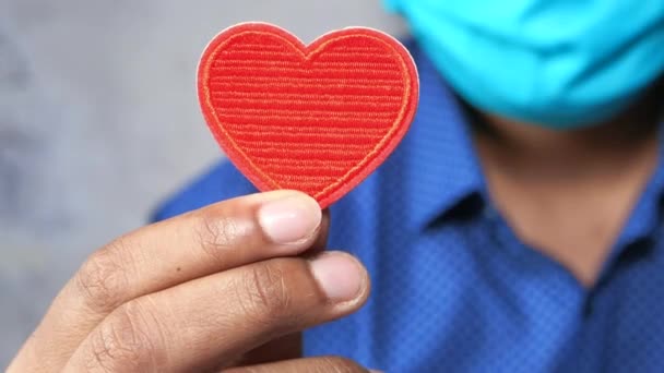 Красное сердце в руках, пожертвовать или благотворительность концепции — стоковое видео