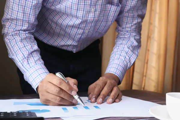 Homme d'affaires analysant les données financières au bureau — Photo