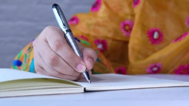 Gros plan de femmes asiatiques mains avec écriture stylo . — Video