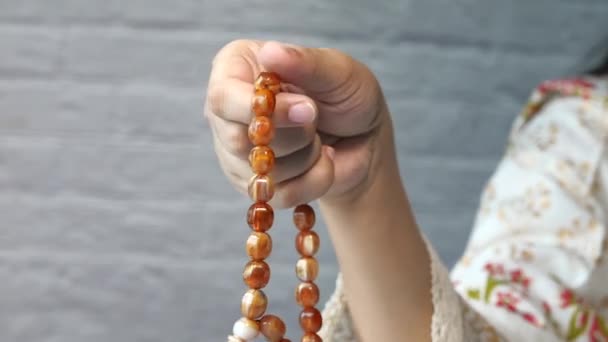 Gros plan de femmes musulmanes mains priant — Video