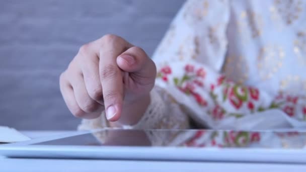 Jeunes femmes asiatiques main de travail sur tablette numérique à la maison — Video