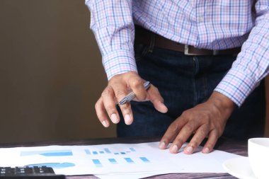 Ofisteki mali verileri analiz eden iş adamı 