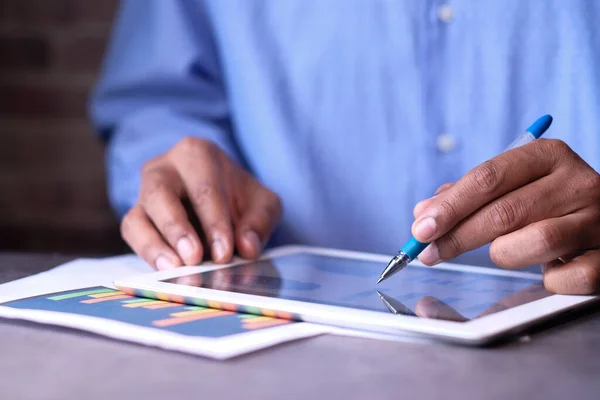 Homme d'affaires travaillant sur tablette numérique au bureau — Photo