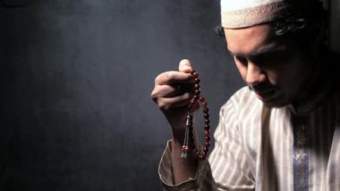 Ramazan 'da namaz kılan müslüman adam 