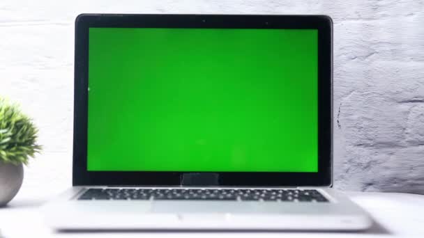 Pantalla portátil con pantalla verde aislada en blanco . — Vídeo de stock