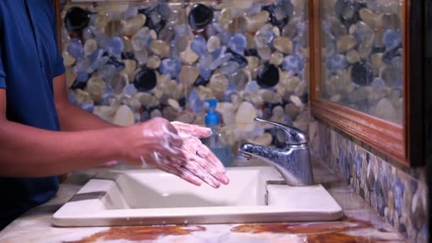 Mani con acqua calda sapone utilizzando gel disinfettante mano — Video Stock