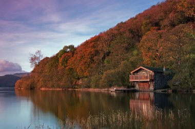 Portland Dükü kayıkhanesi. Kayıkhane, Ullswater, Cumbria 'nın İngiltere' nin Lake District bölgesindeki ikonik bir simgedir..