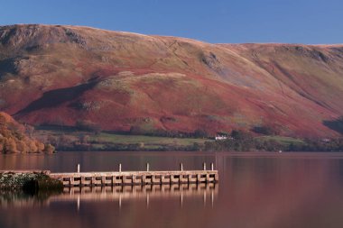 Ullswater İskelesi. İskele, Ullswater, Cumbria kıyılarında, İngiliz Lake District Ulusal Parkı 'nda bir iniş sahnesidir..