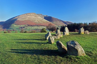 Castlerigg Taş Çemberi. Castlerigg Stone Circle, Keswick, Cumbria yakınlarında yer alır. Blencathra Cumbria 'nın en yüksek zirvelerinden biri arka planda..