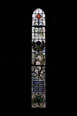 İngiliz Göl Bölgesi 'ndeki St Peter Kilisesi Martindale' in vitraylı penceresi İngiltere 'nin Martindle kentindeki Kraliçe Elizabeth 2' ye bir övgüdür..