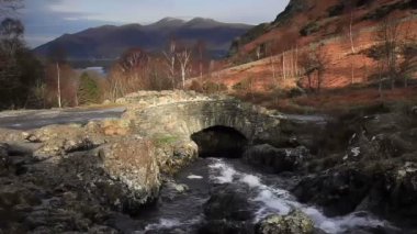 Ashness Köprüsü. Resimli destekli köprü Barrow Beck 'i geçiyor ve İngiliz Lake District Ulusal Parkı' nda Derwentwater 'a yakın bir yer..