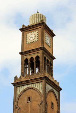 Kazablanka Eski Medine. Saat kulesi Casablanca, Fas 'taki Eski Medine' nin kapısında yer almaktadır..