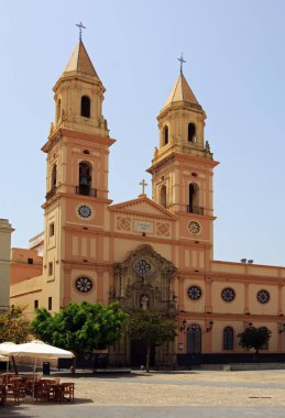 San Antonio Kilisesi. San Antonio Plaza 'dan bakıldığı gibi Cadiz, İspanya' daki San Antonio Kilisesi.