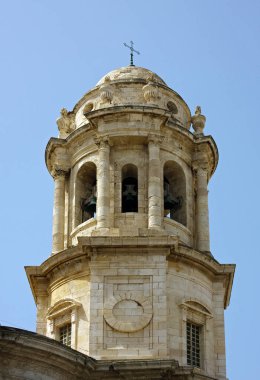 Torre de Poniente de Cadiz. Poniente ya da Batı Kulesi, İspanya 'nın Cadiz kentindeki Cadiz Katedrali' nin iki çan kulesinden biridir..