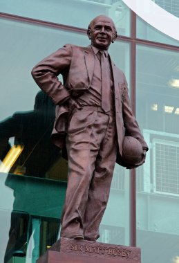 Sir Matt Busby 'nin heykeli İngiltere' deki Old Trafford 'un doğu standının önünde Manchester United futbol kulübüne yaptığı katkıyı kutluyor..