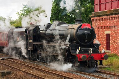 Stanier Sınıfı Siyah 5 buharlı lokomotif numarası 44932 İngiltere 'nin Appleby şehrinde Carlisle Demiryolu' nda çekilmiştir..