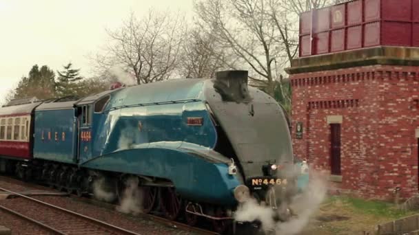 Erhaltene Dampflokomotive Bitternis Führt Den Schwerfälligen Ranger Aus Dem Bahnhof — Stockvideo