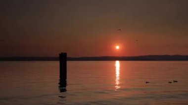 Garda Gölü gün batımı. İtalya 'daki Garda Gölü' nde Sirmione 'nin yanında gün batımının bir zaman kaydı..