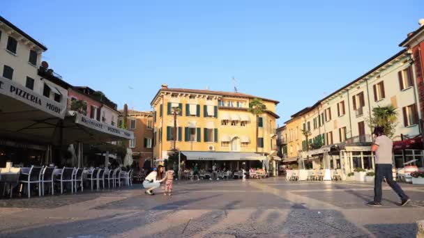 Registro Del Timelapse Turistas Turistas Que Atraviesan Piazza Carducci Sirmione — Vídeo de stock