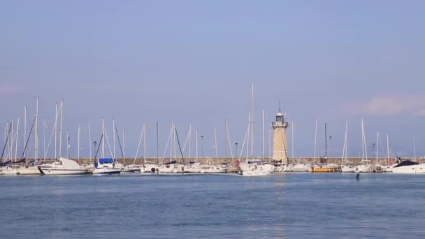 Вид Через Гавань Дезенцано Невеликий Човен Відпливає Desenzano Курортне Місто — стокове відео