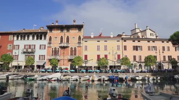 通过Desenzano港口的风景 德尚扎诺是意大利东北部加尔达湖畔的一个度假小镇 — 图库视频影像