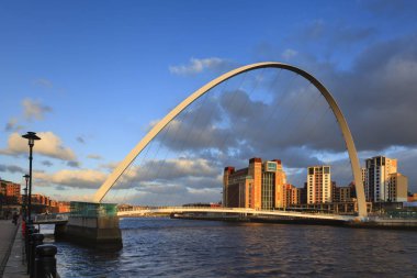 Baltık Çağdaş Sanat Merkezi 'nden Gateshead Milenyum Köprüsü. Köprü, kuzey doğu İngiltere 'deki Tyne Nehri' ni kapsar..