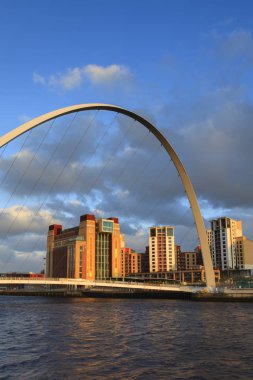 Baltık Çağdaş Sanat Merkezi 'nden Gateshead Milenyum Köprüsü. Köprü, İngiltere 'nin kuzeydoğusundaki Tyne Nehri boyunca uzanır ve Gateshead ile Newcastle' ı Tyne 'e bağlar..