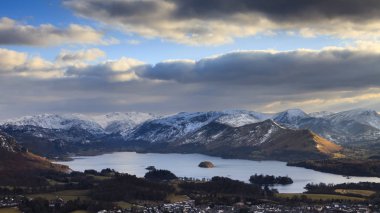 Derwentwater Kış Manzarası. Latrigg 'den Keswick ve Derwentwater arasındaki kış manzarası İngiliz Gölü Bölgesi' ne düştü..