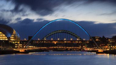 Gateshead Akşamları. Görüntü arka planda Sage ve Tyne Köprüsü ile birlikte Gateshead Millenium Köprüsü 'nü gösteriyor..