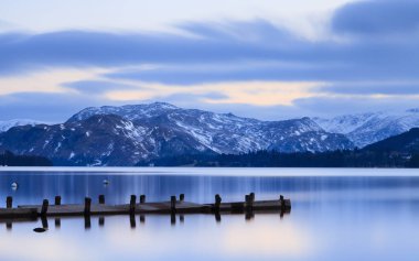 Ullswater Alacakaranlık. İngiliz Lake District Ulusal Parkı 'ndaki Pooley Köprüsü' nden Ullswater 'ın karşısındaki manzara..