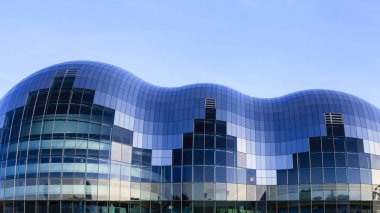 Gateshead, İngiltere - 2 Mayıs 2013: The Sage 'in ikonik çatısı, Gateshead İngiltere' nin kuzeydoğusunda müzik eğitimi ve performans merkezi.