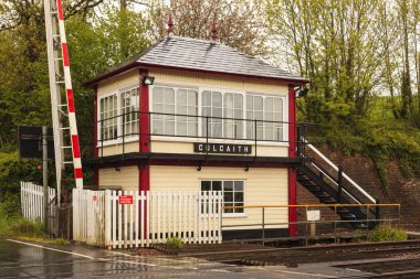 Culgaith Sinyal Kutusu ve Seviye Geçidi. Culgaith 'teki geleneksel tren yolu işaret kutusu Kuzey İngiltere' deki tarihi Carlisle demiryolu yerleşkesi..