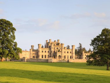 Lowther Şatosu, Cumbria, İngiltere 'de 19. yüzyıldan kalma bir kır evi. Kale harabeleri 2011 yılında birleştirilerek halka açıldı..