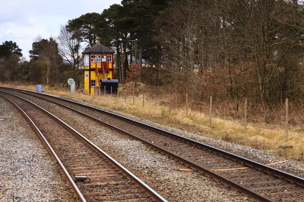 伝統的な英語の鉄道信号場 歴史的なセトルのアルマスウェイト駅からイングランド北部のカーライル鉄道までの伝統的な鉄道信号場 — ストック写真